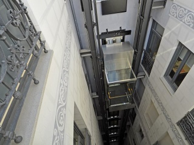 Ascensor patio interior Colegio Aparejadores de Madrid