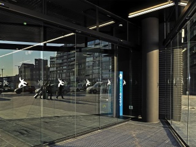 Puerta peatonal Centro Comercial A Laxe