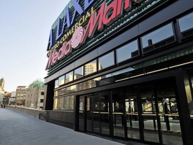 Puerta peatonal Centro Comercial A Laxe