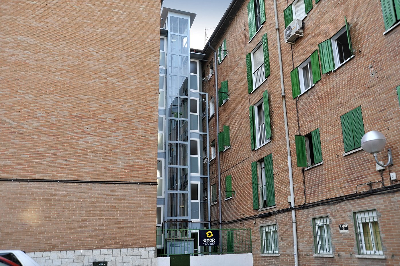 Ascensor en fachada calle Modesto en Madrid